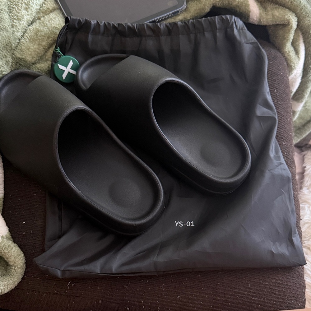 Yeezy slides - Picture 3 of 3